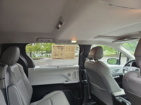 Used 2025 Toyota Sienna XLE FWD image 18