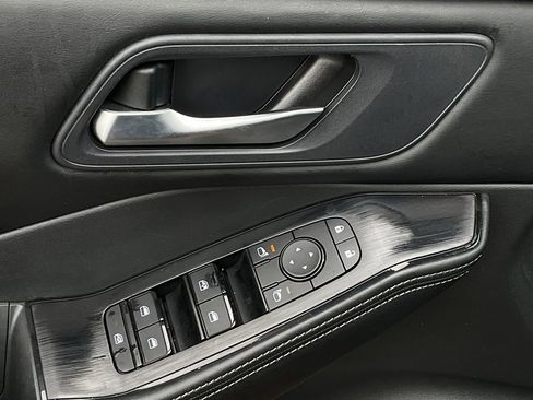 Used 2025 Nissan Rogue SV image 14