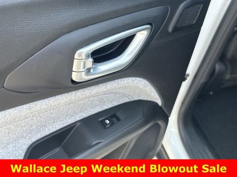 Used 2025 Jeep Compass Latitude w/ Sun & Sound Group AWD/4WD image 15