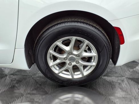Certified 2023 Chrysler Pacifica Touring-L FWD image 21