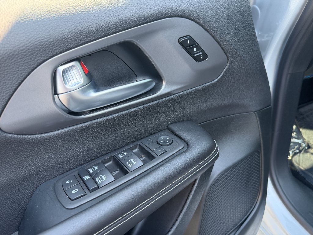 Used 2026 Chrysler Pacifica Select FWD image 16
