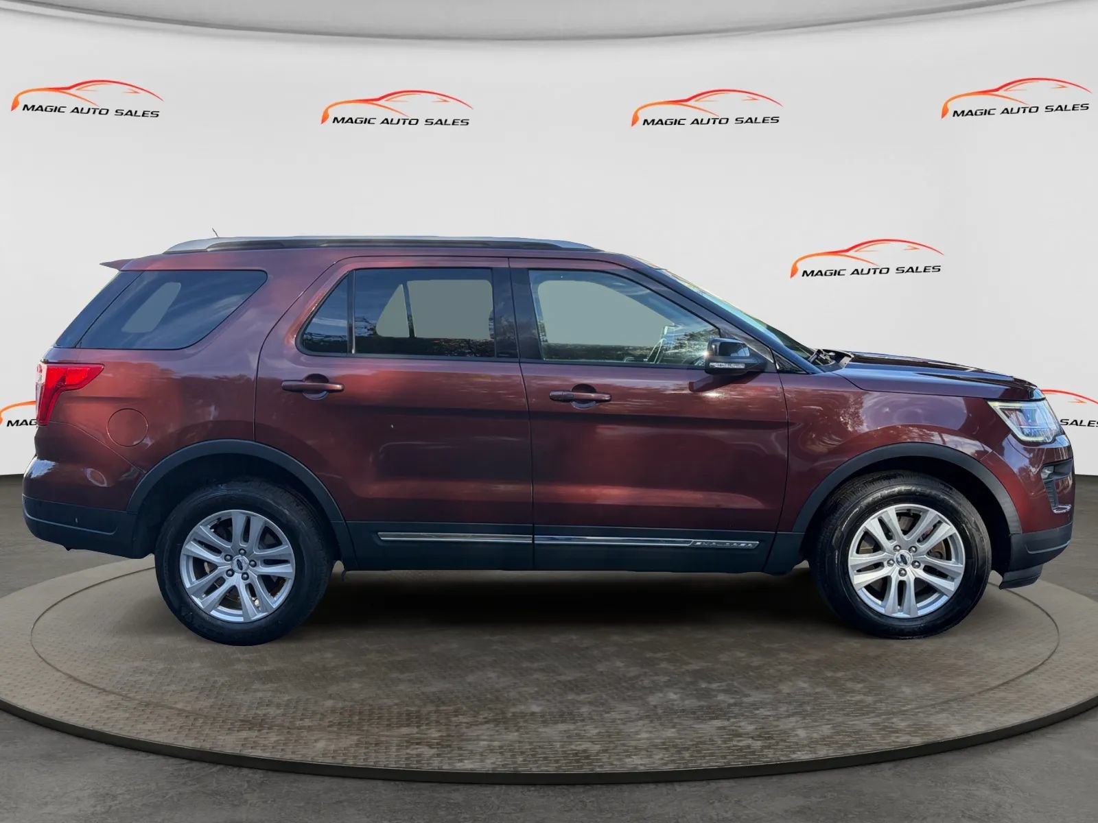 Used 2018 Ford Explorer XLT w/ Equipment Group 201A AWD/4WD image 6