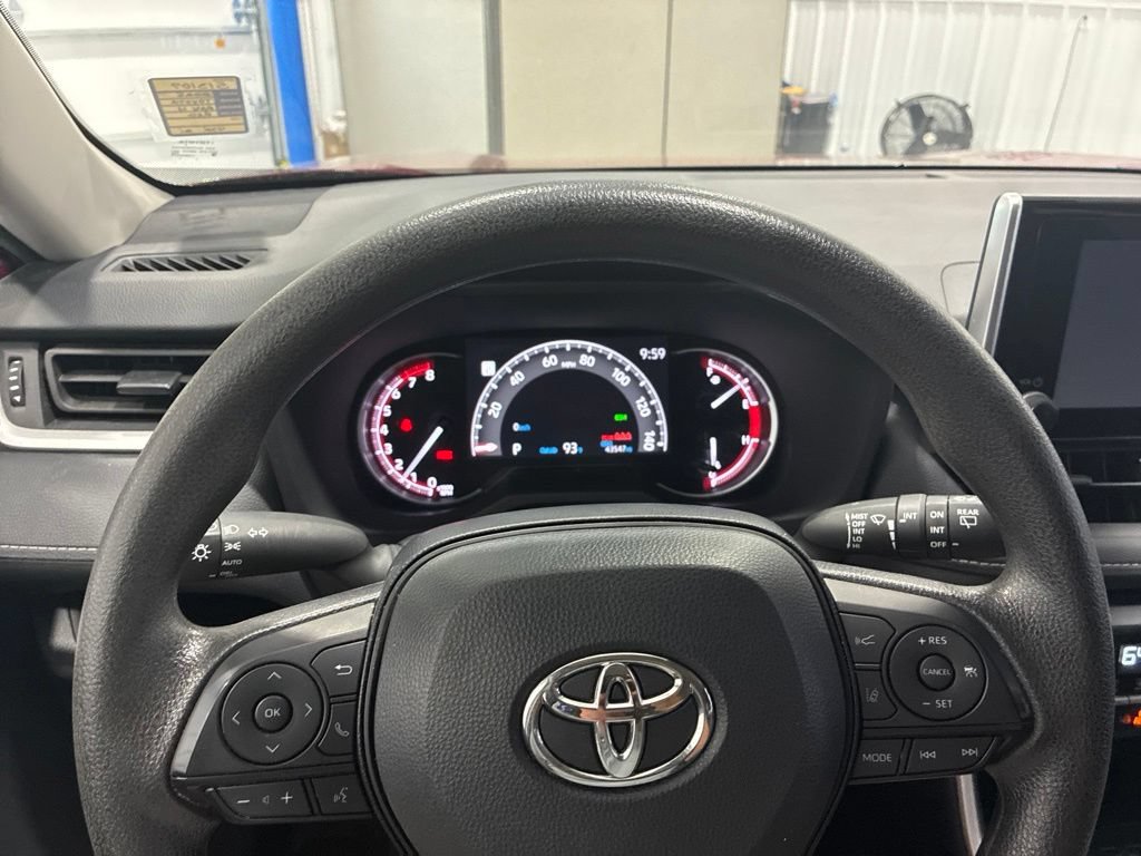 Used 2025 Toyota RAV4 XLE AWD/4WD image 18