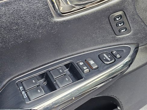 Used 2016 Toyota Avalon Limited image 22