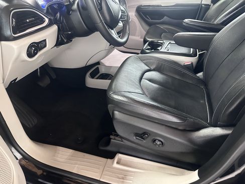 Used 2022 Chrysler Pacifica Touring-L image 50