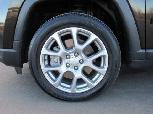 Used 2023 Jeep Compass Latitude image 50