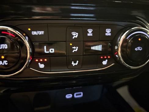 Used 2025 Chevrolet Trax RS w/ Sunroof Package FWD image 33