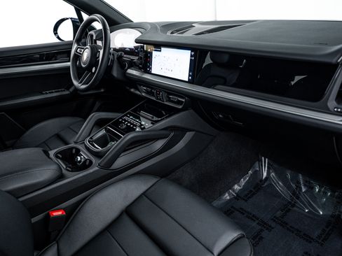 Certified 2025 Porsche Cayenne image 16
