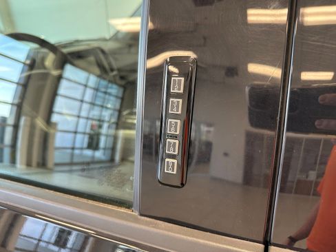Used 2019 Ford F150 Lariat w/ Equipment Group 502A Luxury AWD/4WD image 9
