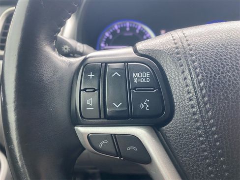 Used 2019 Toyota Highlander XLE image 19