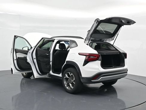 Used 2025 Chevrolet Trax LT FWD image 43