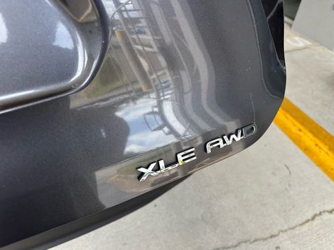Used 2024 Toyota Highlander XLE AWD/4WD image 21