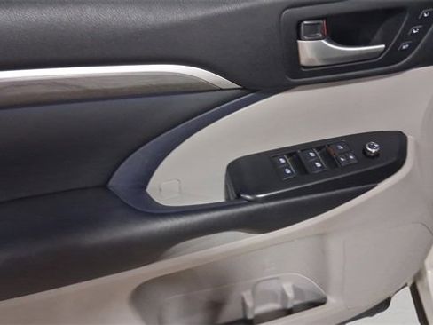 Used 2017 Toyota Highlander Limited image 27