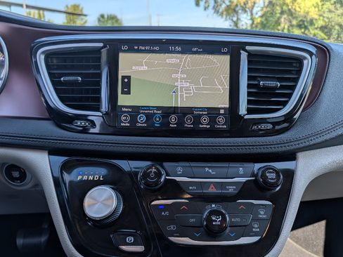Used 2020 Chrysler Pacifica Limited FWD image 28