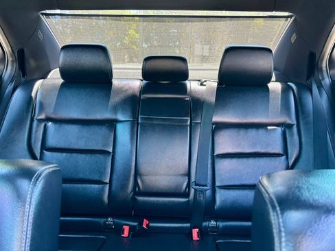 Used 2014 Mercedes-Benz E 350 4MATIC Sedan image 16