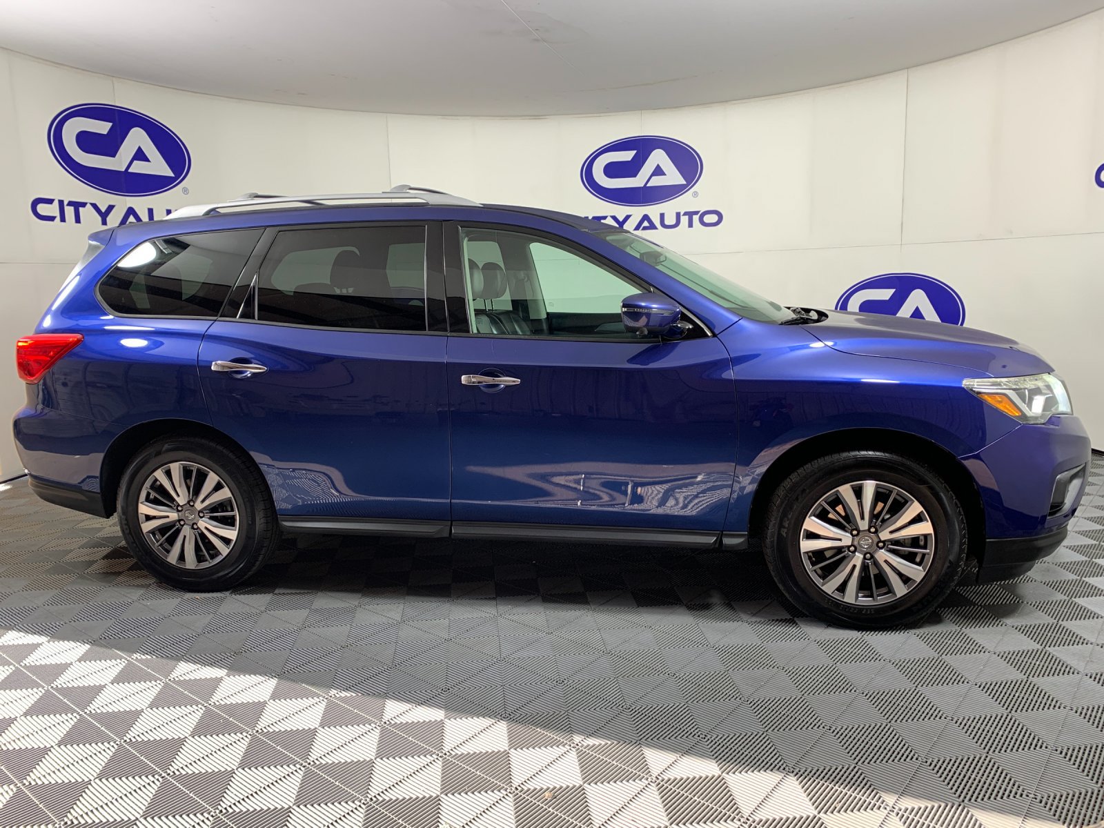 Used 2020 Nissan Pathfinder SL FWD image 2