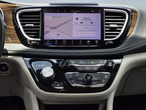 Used 2022 Chrysler Pacifica Limited FWD image 32
