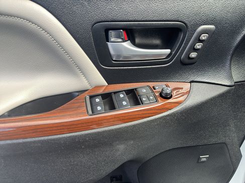 Used 2018 Toyota Sienna Limited Premium image 26