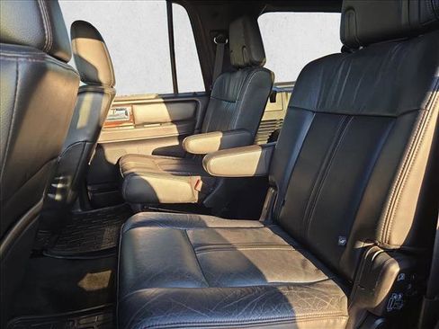 Used 2017 Lincoln Navigator Reserve image 19