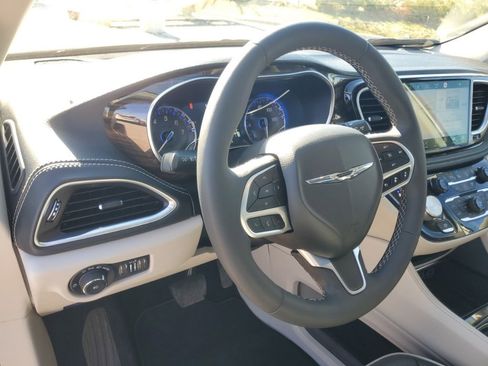 Used 2022 Chrysler Pacifica Limited image 12