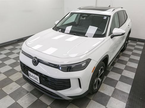 Used 2025 Volkswagen Tiguan SE w/ Panoramic Sunroof Package image 8