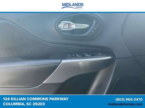 Used 2019 Jeep Cherokee Limited FWD image 16