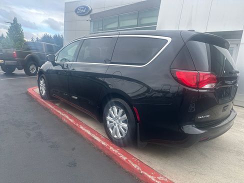 Used 2018 Chrysler Pacifica L FWD image 2