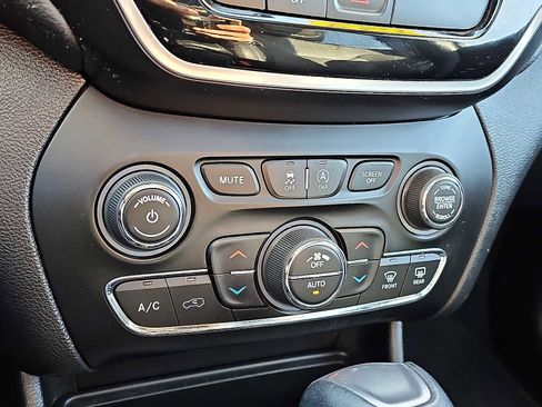 Used 2020 Jeep Cherokee Limited w/ Trailer Tow Group image 26