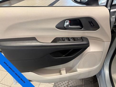 Used 2023 Chrysler Pacifica Touring-L FWD image 6