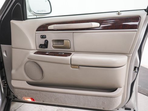 Used 2006 Lincoln Town Car Signature Limited RWD image 9