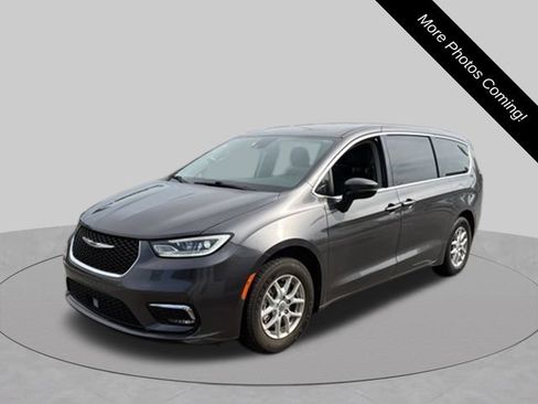 Used 2023 Chrysler Pacifica Touring-L FWD image 1