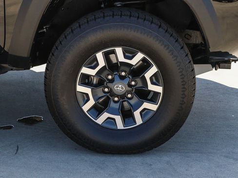 Used 2022 Toyota Tacoma TRD Off-Road w/ Technology Package AWD/4WD image 9