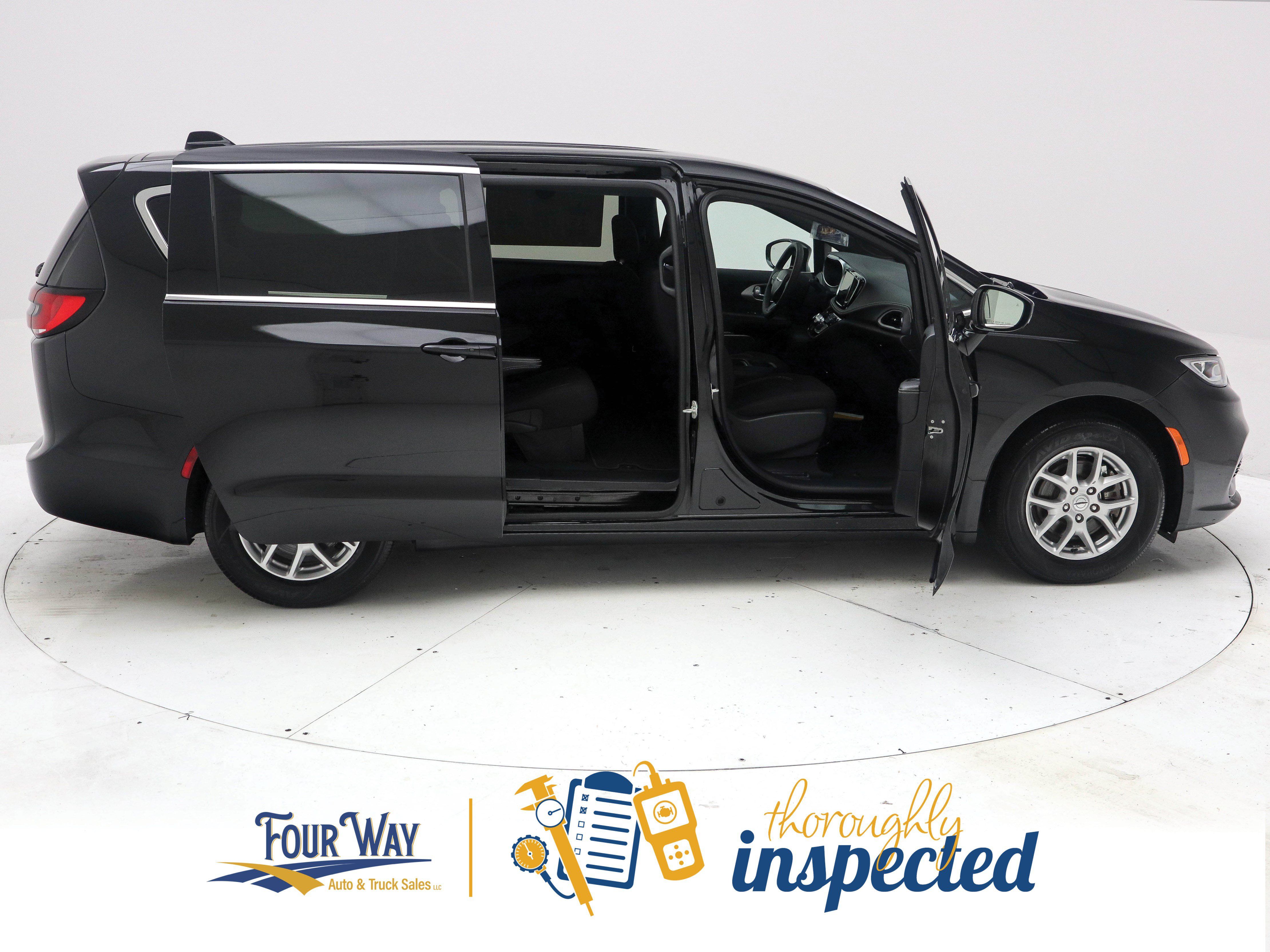 Used 2024 Chrysler Pacifica Touring FWD image 3