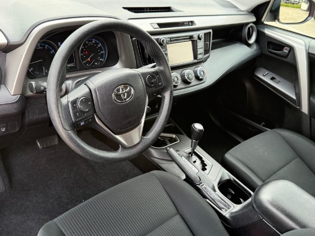 Used 2018 Toyota RAV4 LE FWD image 7