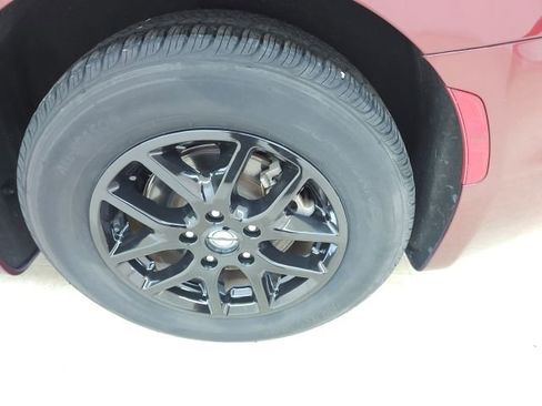 Used 2023 Chrysler Pacifica Touring-L FWD image 21