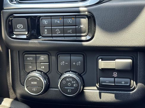 New 2026 GMC Yukon Denali w/ Denali Reserve Package AWD/4WD image 16