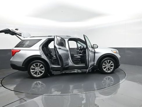 Used 2023 Ford Explorer Limited w/ Equipment Group 301A AWD/4WD image 32