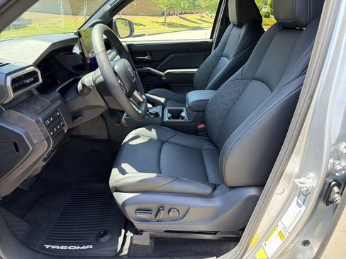 Used 2026 Toyota Tacoma Limited AWD/4WD image 9