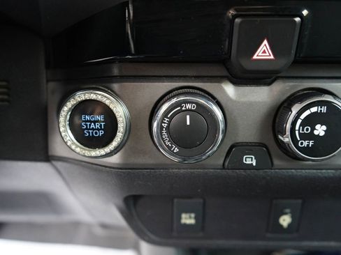 Used 2017 Toyota Tacoma TRD Sport image 13