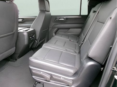 Used 2025 Chevrolet Suburban Z71 AWD/4WD image 9