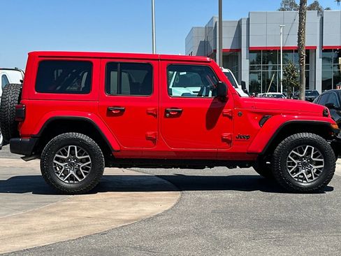 Used 2025 Jeep Wrangler Unlimited Sahara AWD/4WD image 3