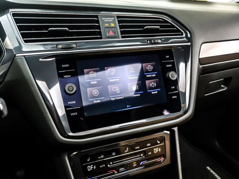 Used 2023 Volkswagen Tiguan SE w/ Panoramic Sunroof Package image 20