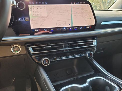 Used 2025 Chevrolet Traverse LT image 29