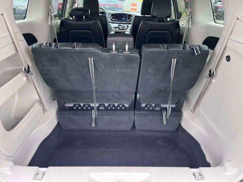 Used 2024 Chrysler Pacifica Touring-L FWD image 20