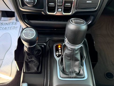 Used 2023 Jeep Gladiator Sport image 21