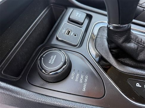 Certified 2023 Jeep Cherokee Altitude Lux image 30