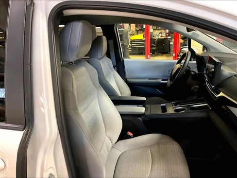 Used 2025 Toyota Sienna LE image 11