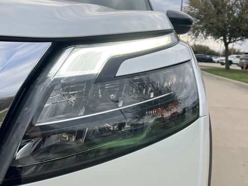 Used 2025 Nissan Pathfinder Platinum image 6