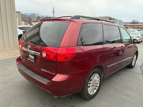 Used 2010 Toyota Sienna XLE image 3
