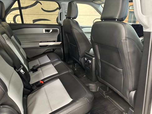 Used 2024 Ford Explorer XLT w/ XLT Sport Appearance Package AWD/4WD image 17